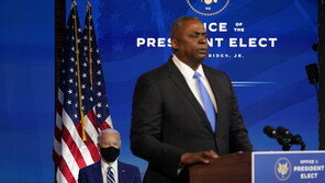 바이든, ‘첫 흑인’ 국방장관 지명자 소개…“군 40%, 유색인종”