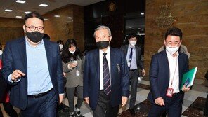 김종인 “입법권 말살, 히틀러 치하 같다…국정 폭주 배후에 文대통령”
