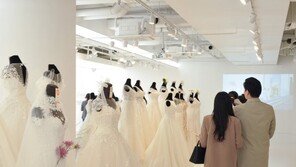 ‘결혼 않고 아이도 안낳는다’…신혼부부 130만 붕괴, 40% 무자녀
