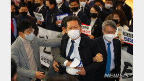 “놔 봐 잠깐” 정청래 ‘발끈’…“욕설 들었다” 주장