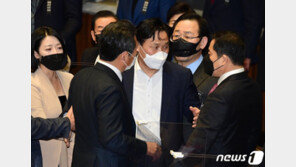 野 본회의장 앞 정청래 지나가자 “뻔뻔하다”…충돌 직전까지