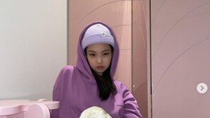 제니, 반려견과 극강 미모 과시…러블리 매력↑