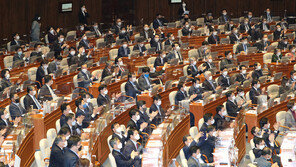 여야, 공수처법 통과에…박수·환호 vs “독재로 흥한 자 독재로 망한다”