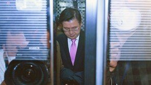 침묵 깬 황교안 “가만히 있는 건 역사에 죄…당, 온 힘으로 저항을”