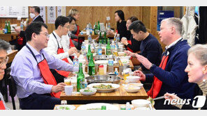 또 ‘닭한마리’ 찾은 美비건…최종건 차관과 건배