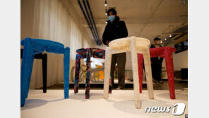 “韓대학생, 버려진 마스크로 의자 제작 코로나시대 모범”