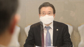 기재차관 “백신, 팬데믹 종료 스위치 아냐…세계경제 불확실 여전”