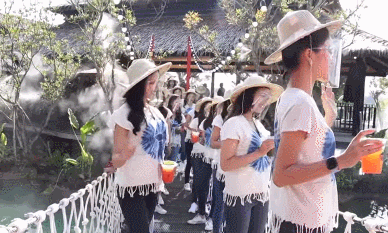 ‘미스 태국’ 30명 출렁 다리서 화보 찍다가 ‘와장창’ 붕괴 (영상)