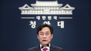 ‘13평 4인 가족’ 논란에 靑 “사실 왜곡”…野 “억지 해명, 국민에 공감 못해”