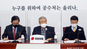 신규확진자 1030명에…野 “대재앙적 인재, 모든 책임은 文대통령에게 있다”