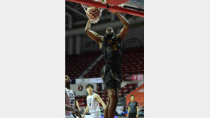 가로채기 6개 변준형, 단독선두도 가로챘다