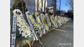 “16개월 영아 한 풀어달라” “어떻게 죽여야 살인?” 檢에 근조화환