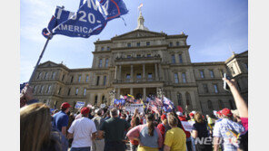 ‘선거인단 투표’ 앞둔 美 미시간 주의회 건물 임시 폐쇄…“위협 있어”