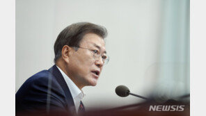 文대통령, 3단계 격상 위기에 ‘경제’ 11차례 언급 강조