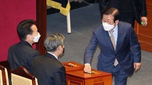 野 “중립성 버린 박병석 사회 거부” 반발…의장 측 “의장도 헌법기관”