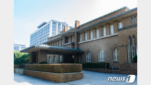 아베 이어 스가도 관저 입주 거부…‘귀신 나와서?’