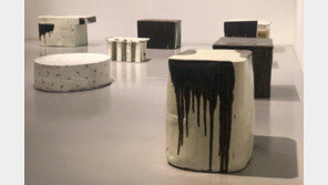 투박하게 덩어리진 그의 의자엔 왜 등받이나 팔걸이가 없을까