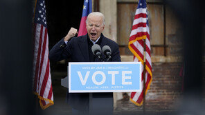 바이든, ‘상원 주도권 결정’ 조지아 유세…“목숨 걸린 듯 투표를”