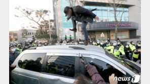 ‘조두순 호송차에 발차기’ 이종격투기 선수 명현만 형사입건