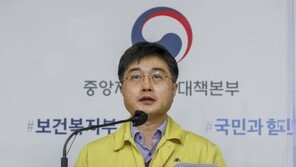 정부 “유행 최대 규모, 1주간 하루 833명 확진…3단계 깊이 검토”
