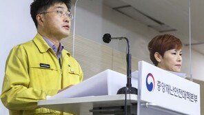 정부 “3단계 깊이 검토…식당 포장만·5인이상 모임 금지 등 논의”