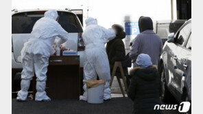 英 가디언 “K-방역 극찬받던 한국, 재확산에 최고 위기”