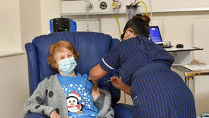 영국, “8일부터 1주일 동안 13.7만 명 화이자 백신주사 맞아”