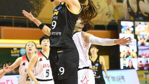 박지수, 4쿼터 안 뛰고도 트리플더블…KB, 21점차 대승