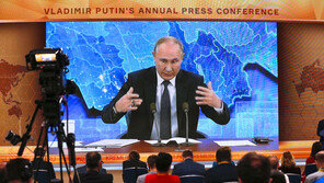 푸틴 “나이가 너무 많아서…백신 아직 안 맞았다”