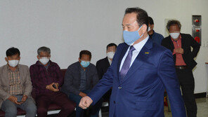 ‘뇌물 2억’ 혐의 김영만 군위군수, 징역 7년…보석 취소