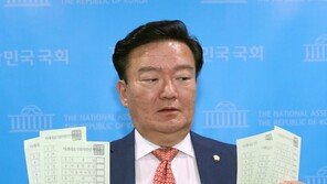 투표용지 훔쳐 민경욱에 넘긴 60대 실형…法 “자유민주주의를 훔쳤다”