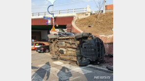 이천서 차량이 옹벽 들이받아 2명 숨져