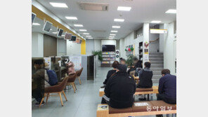 연말 공과금 납부-소득 정산 고객들 몰려 영업점내 대기 인원 순식간에 20명 훌쩍