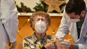 독일서 실수로 코로나 백신 5배 과다투여…4명 병원 신세