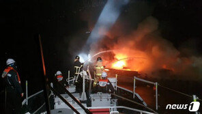 진해 앞바다서 11명 탄 낚싯배 기관실에 불…모두 무사 구조