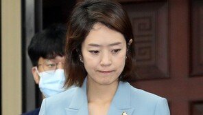 [단독]고민정, ‘불법 현수막’ 신고 당해…광진구 “철거 요청할 것”