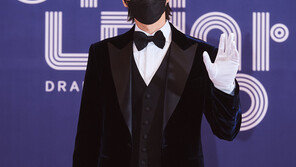 박해진, 데뷔 후 첫 대상…‘꼰대인턴’ 4관왕