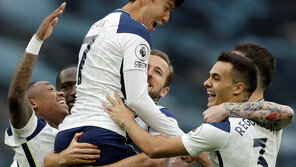 수줍던 손흥민 맞아?… 친화력 앞세워 팀 중심으로 우뚝 