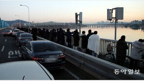 일출명소 통제하자 다리 위로 모인 시민들…‘랜선 해맞이’도 인기
