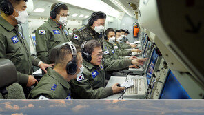 文, 군통수권자 첫 ‘피스아이’ 탑승… 안보 태세 점검