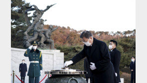 현충원 찾은 文대통령 “국민 일상 되찾고, 선도국가 도약”