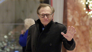 美 전설적 토크쇼 진행자 래리 킹, 코로나19 걸려