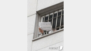 野, 인권변호사 출신 文에 “동부구치소 직무유기, 사과해야”