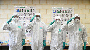 코로나 현장 투입된 의무병들 “쓰러진 전우 돌보는 마음”