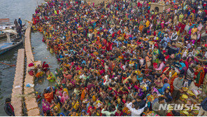 인도, 장례식 참석중 폭우에 대피소 지붕 무너져 18명 사망