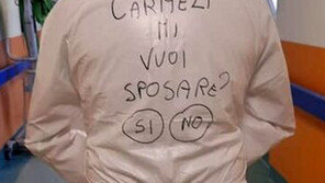 코로나 최전선 伊 男간호사, 방호복에 “결혼해 줄래”