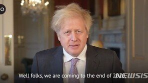 英, 6일 연속 신규 확진자 5만명대…총리, 추가 제한 경고