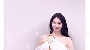 이지아, 트로피 들고 “감사합니다”…자체발광 여신 미모