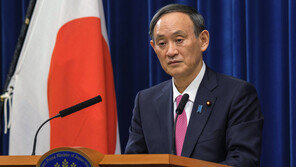 日스가 “도쿄 등 긴급사태 검토…백신, 솔선해 접종 받겠다”