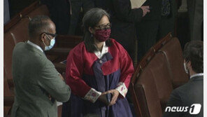 한국계 美 하원의원 ‘순자’씨, 한복 입고 취임 선서